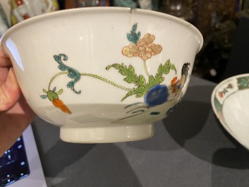 Une paire de bols en porcelaine de Chine famille rose &agrave; d&eacute;cor de coqs et un bol en famille verte, 18/19&egrave;me