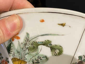 Une paire de bols en porcelaine de Chine famille rose &agrave; d&eacute;cor de coqs et un bol en famille verte, 18/19&egrave;me