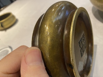 Trois br&ucirc;le-parfums en bronze, marques de Xuande et Gu Shi 古式, Qing/R&eacute;publique