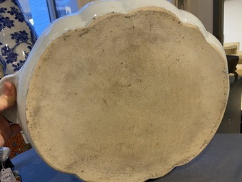 Een groot Chinees blauw-wit dienblad met rocaille handgrepen, Qianlong