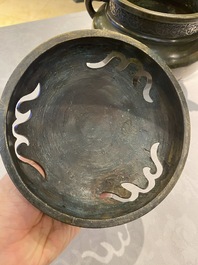Br&ucirc;le-parfum tripod en bronze au couvercle orn&eacute; d'un qilin, marque de Qianlong, Qing