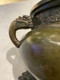 Br&ucirc;le-parfum tripod en bronze au couvercle orn&eacute; d'un qilin, marque de Qianlong, Qing