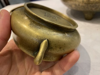 Trois br&ucirc;le-parfums en bronze, marques de Xuande et Gu Shi 古式, Qing/R&eacute;publique