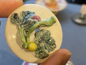Th&eacute;i&egrave;re couverte en forme de lotus en porcelaine de Chine famille rose, Yongzheng