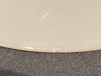 Deux paires d'assiettes et un vase en porcelaine de Chine famille rose, Qianlong