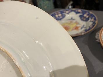 Deux paires d'assiettes et un vase en porcelaine de Chine famille rose, Qianlong