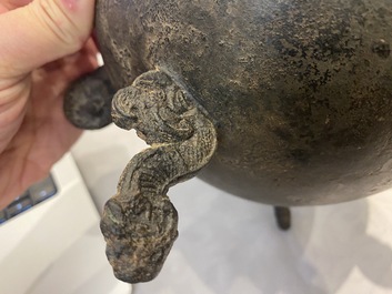 Een zeldzame Chinese bronzen rituele dekselkom voor voedsel, 'Dui', Periode van de Strijdende Staten