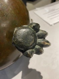 Br&ucirc;le-parfum tripod en bronze au couvercle orn&eacute; d'un qilin, marque de Qianlong, Qing
