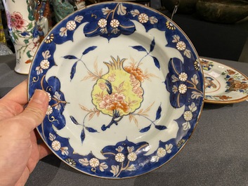 Deux paires d'assiettes et un vase en porcelaine de Chine famille rose, Qianlong