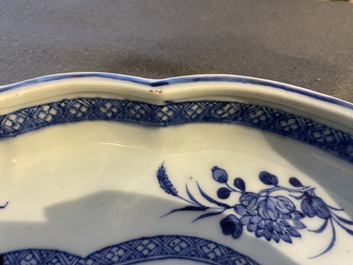 Een groot Chinees blauw-wit dienblad met rocaille handgrepen, Qianlong