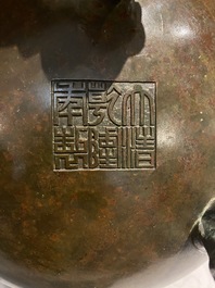 Br&ucirc;le-parfum tripod en bronze au couvercle orn&eacute; d'un qilin, marque de Qianlong, Qing