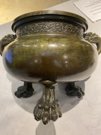 Br&ucirc;le-parfum tripod en bronze au couvercle orn&eacute; d'un qilin, marque de Qianlong, Qing