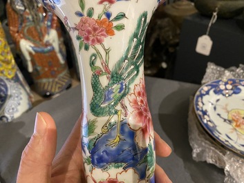 Deux paires d'assiettes et un vase en porcelaine de Chine famille rose, Qianlong