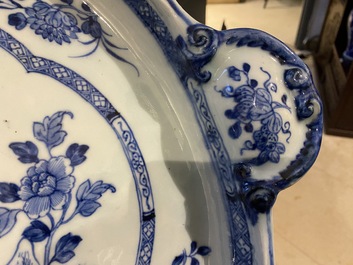 Een groot Chinees blauw-wit dienblad met rocaille handgrepen, Qianlong