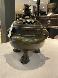 Br&ucirc;le-parfum tripod en bronze au couvercle orn&eacute; d'un qilin, marque de Qianlong, Qing