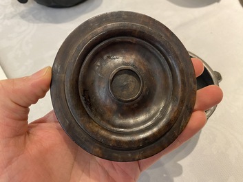 Br&ucirc;le-parfum en bronze incrust&eacute; d'argent au couvercle en bois, marque de Shi Shou 石叟, 19&egrave;me