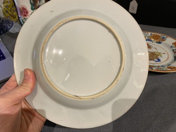 Deux paires d'assiettes et un vase en porcelaine de Chine famille rose, Qianlong