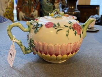 Th&eacute;i&egrave;re couverte en forme de lotus en porcelaine de Chine famille rose, Yongzheng