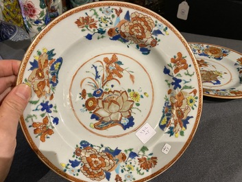 Deux paires d'assiettes et un vase en porcelaine de Chine famille rose, Qianlong