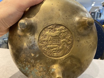 Trois br&ucirc;le-parfums en bronze, marques de Xuande et Gu Shi 古式, Qing/R&eacute;publique