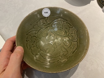 Bol en c&eacute;ladon de Yaozhou &agrave; d&eacute;cor floral sous l'&eacute;mail, Chine, probablement Ming
