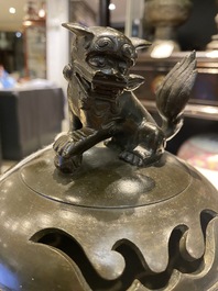 Br&ucirc;le-parfum tripod en bronze au couvercle orn&eacute; d'un qilin, marque de Qianlong, Qing