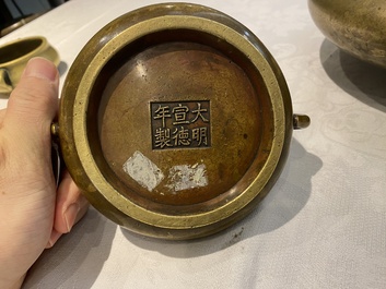 Trois br&ucirc;le-parfums en bronze, marques de Xuande et Gu Shi 古式, Qing/R&eacute;publique