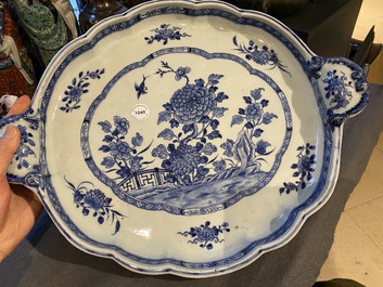 Een groot Chinees blauw-wit dienblad met rocaille handgrepen, Qianlong