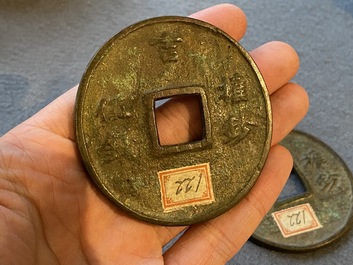 Paire de pi&egrave;ces de monnaies de 5 Qian en bronze, Chine, Yuan