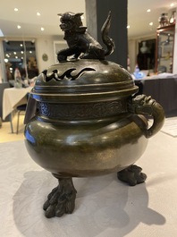 Br&ucirc;le-parfum tripod en bronze au couvercle orn&eacute; d'un qilin, marque de Qianlong, Qing