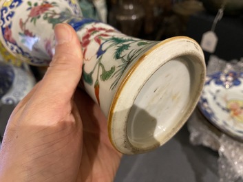 Deux paires d'assiettes et un vase en porcelaine de Chine famille rose, Qianlong