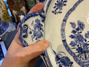 Een groot Chinees blauw-wit dienblad met rocaille handgrepen, Qianlong