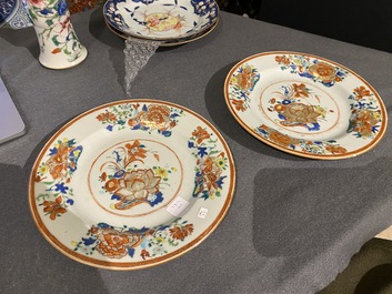 Deux paires d'assiettes et un vase en porcelaine de Chine famille rose, Qianlong