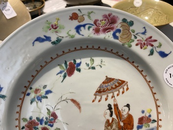 Een Chinees famille rose bord met 'Parasoldames' naar Cornelis Pronk, Qianlong