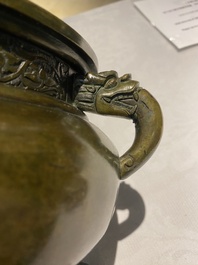 Br&ucirc;le-parfum tripod en bronze au couvercle orn&eacute; d'un qilin, marque de Qianlong, Qing