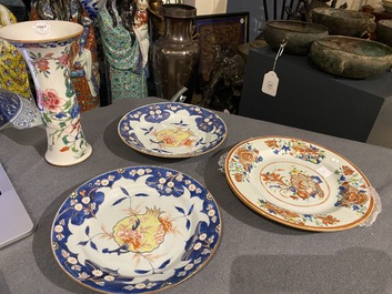 Deux paires d'assiettes et un vase en porcelaine de Chine famille rose, Qianlong