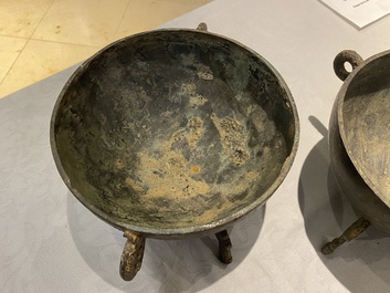 Een zeldzame Chinese bronzen rituele dekselkom voor voedsel, 'Dui', Periode van de Strijdende Staten