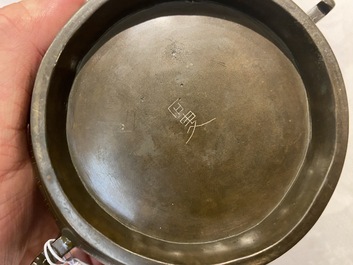 Br&ucirc;le-parfum en bronze incrust&eacute; d'argent au couvercle en bois, marque de Shi Shou 石叟, 19&egrave;me