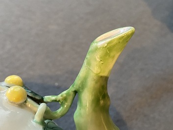 Th&eacute;i&egrave;re couverte en forme de lotus en porcelaine de Chine famille rose, Yongzheng