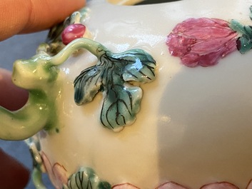 Th&eacute;i&egrave;re couverte en forme de lotus en porcelaine de Chine famille rose, Yongzheng