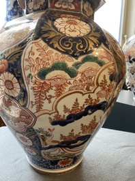 A pair of Japanese Imari vases and covers, Edo, 17/18th C.