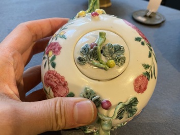 Th&eacute;i&egrave;re couverte en forme de lotus en porcelaine de Chine famille rose, Yongzheng