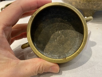 Trois br&ucirc;le-parfums en bronze, marques de Xuande et Gu Shi 古式, Qing/R&eacute;publique