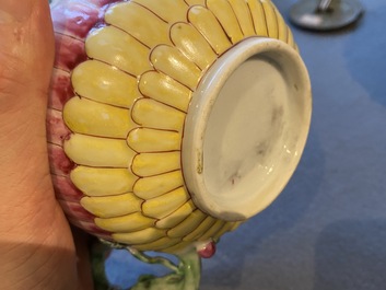 Th&eacute;i&egrave;re couverte en forme de lotus en porcelaine de Chine famille rose, Yongzheng