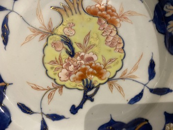 Deux paires d'assiettes et un vase en porcelaine de Chine famille rose, Qianlong