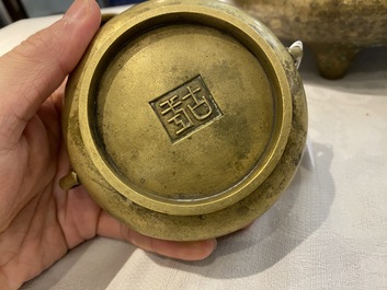 Trois br&ucirc;le-parfums en bronze, marques de Xuande et Gu Shi 古式, Qing/R&eacute;publique