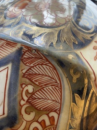A pair of Japanese Imari vases and covers, Edo, 17/18th C.