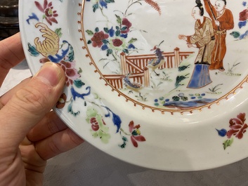 Een Chinees famille rose bord met 'Parasoldames' naar Cornelis Pronk, Qianlong