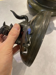 Br&ucirc;le-parfum tripod en bronze au couvercle orn&eacute; d'un qilin, marque de Qianlong, Qing