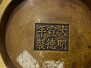 Trois br&ucirc;le-parfums en bronze, marques de Xuande et Gu Shi 古式, Qing/R&eacute;publique